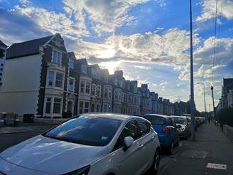 街道上有蓝色的汽车描述已自动生成